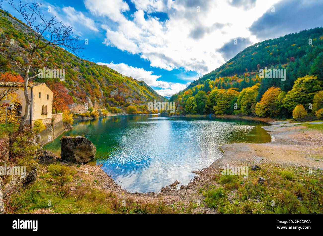 Villalago (Abruzzo, Italia) - veduta del borgo medievale in provincia di l'Aquila, nelle gole del Sagittario, con lago di San Domenico, a fogliame Foto Stock