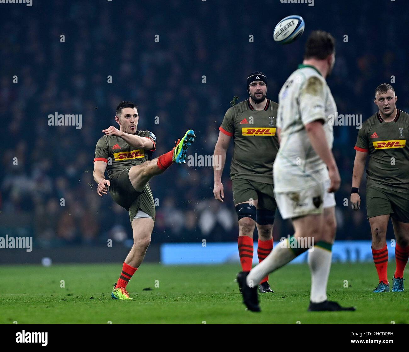 Twickenham, Regno Unito. 27th Dic 2021. Premiership Rugby. Grande gioco 13. Harlequins V Northampton Saints. Stadio di Twickenham. Twickenham. Will Edwards (Harlequins) calci. Credit: Sport in immagini/Alamy Live News Foto Stock