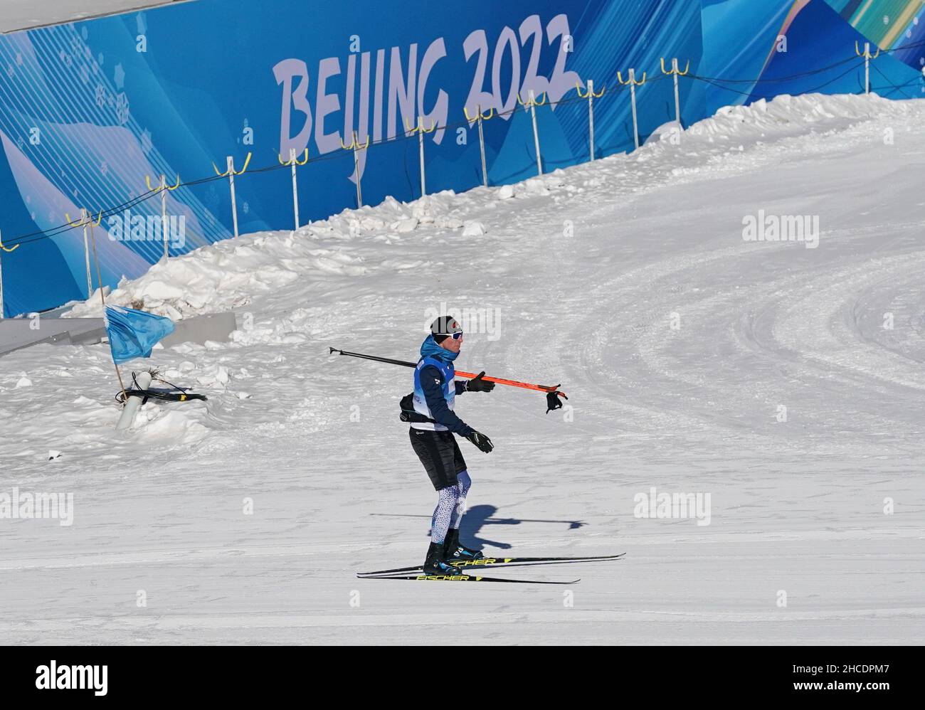 Zhangjiakou, la provincia cinese di Hebei. 28th Dic 2021. Un partecipante effettua test in pista durante la settimana di allenamento internazionale del biathlon presso il National Biathlon Centre di Zhangjiakou, zona di competizione dei Giochi Olimpici e Paralimpici invernali di Pechino 2022, a Zhangjiakou, provincia di Hebei, nel nord della Cina, 28 dicembre 2021. Credit: MU Yu/Xinhua/Alamy Live News Foto Stock