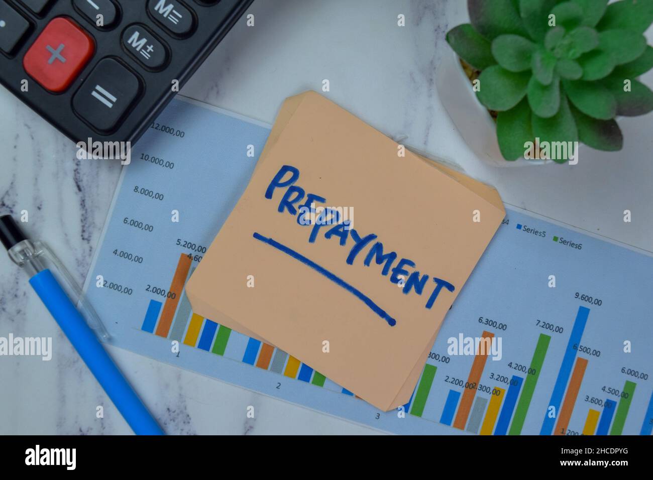 Prepagamento scrivere su note appiccicose isolate su tavola di legno. Foto Stock