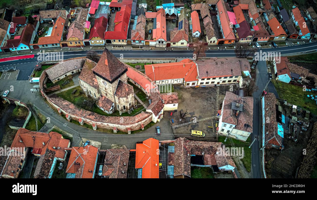 Vista del drone della chiesa fortificata di Axente Sever e della città durante un inverno, giorno. Foto scattata il 20th di Novembre 2021 a Axte Sever, Contea di Sibiu, Transyl Foto Stock