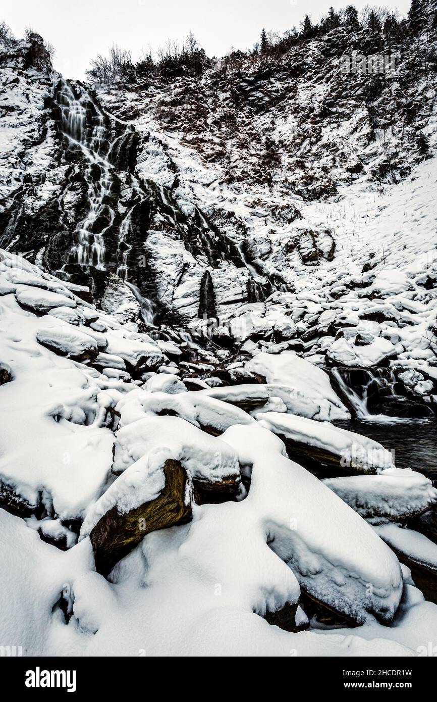 Cascata Balea durante l'inverno. Foto scattata il 29th di Dicembre 2020 vicino al Lago Balea, Fagaras montagne, Carpazi meridionali, Romania. Foto Stock