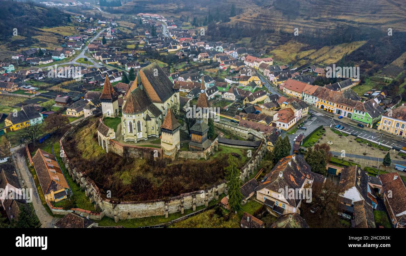 Vista del borgo medievale sassone di Biertan e della sua chiesa fortificata. Foto scattata il 20th di Novembre 2021 a Biertan, Contea di Sibiu, Romania. Foto Stock
