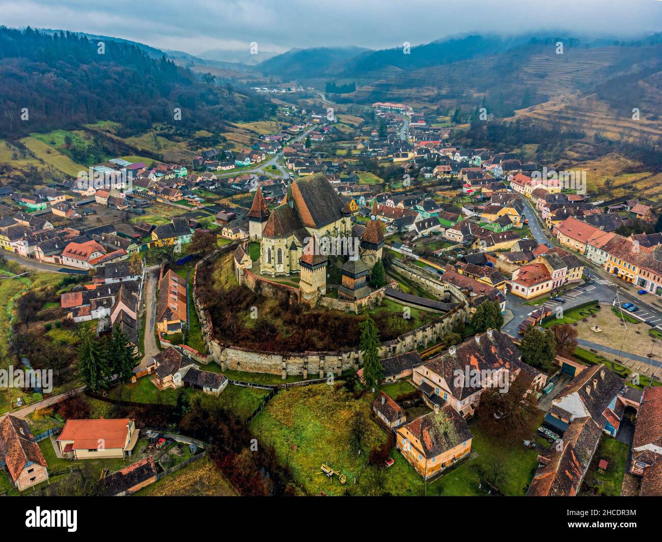 Vista del borgo medievale sassone di Biertan e della sua chiesa fortificata. Foto scattata il 20th di Novembre 2021 a Biertan, Contea di Sibiu, Romania. Foto Stock