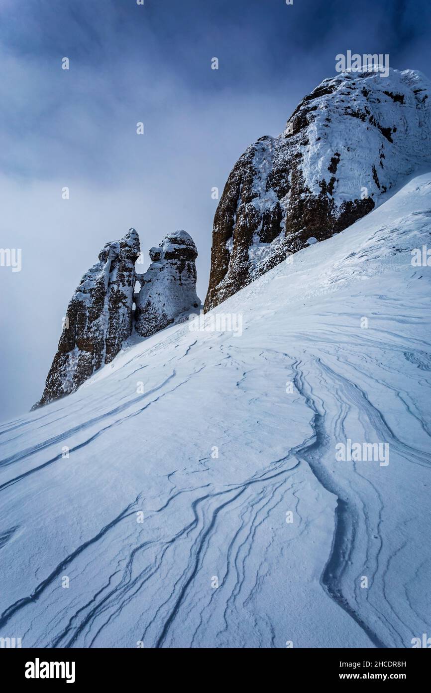 Splendido paesaggio ghiacciato durante un inverno duro nella montagna di Ciucas. Foto scattata il 14th di Febbraio 2021 in Ciucas massiccio, Transilvania, Romania. Foto Stock