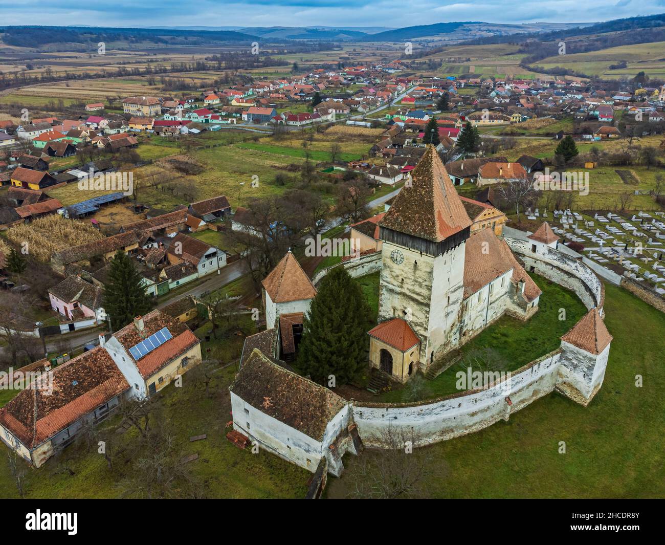 Vista del borgo medievale sassone di Hosman e della sua chiesa fortificata. Foto scattata il 20th di Novembre 2021 a Hosman, Contea di Sibiu, Romania. Foto Stock