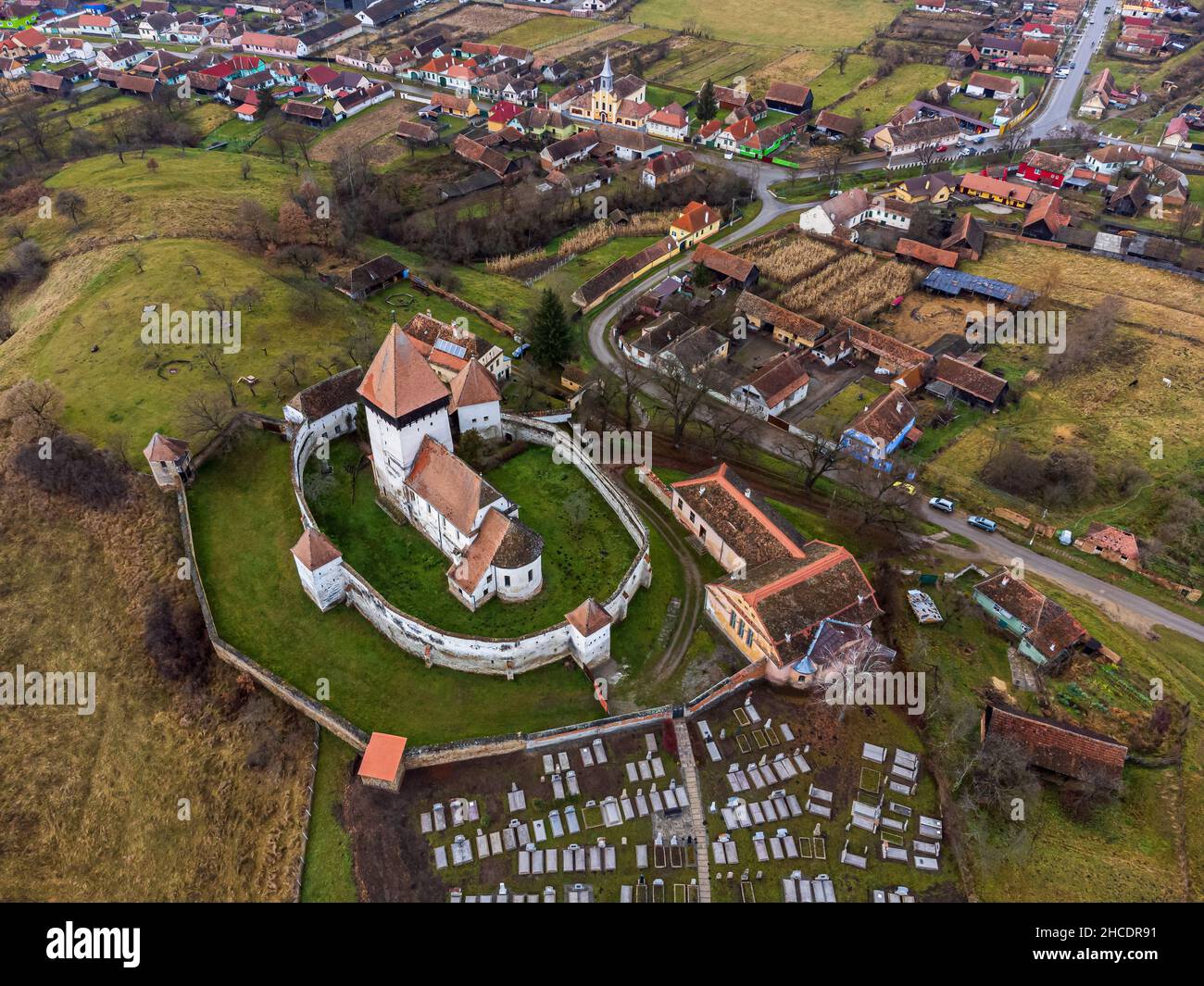 Vista del borgo medievale sassone di Hosman e della sua chiesa fortificata. Foto scattata il 20th di Novembre 2021 a Hosman, Contea di Sibiu, Romania. Foto Stock