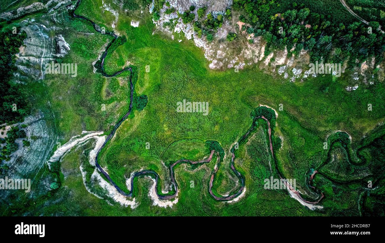 Il fondo asciutto del lago carsico Zaton visto dal drone. Foto scattata il 31st di Luglio 2021 nei pressi di Ponoarelle, contea di Mehedinti, Romania. Foto Stock