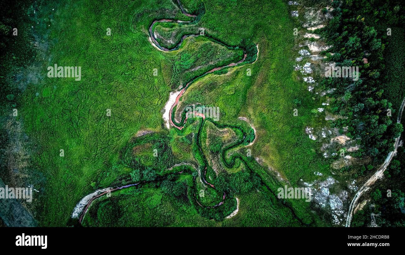 Il fondo asciutto del lago carsico Zaton visto dal drone. Foto scattata il 31st di Luglio 2021 nei pressi di Ponoarelle, contea di Mehedinti, Romania. Foto Stock