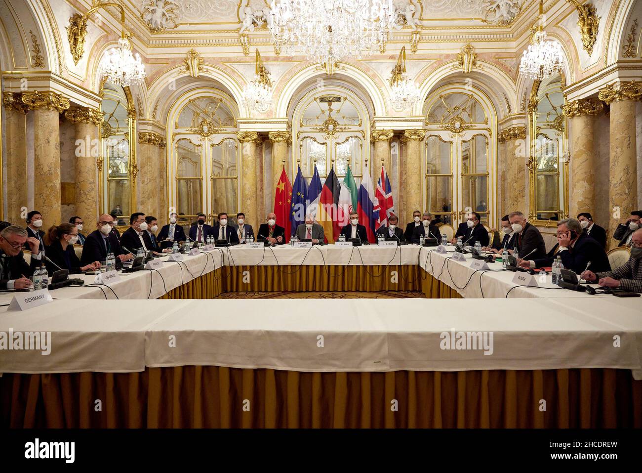 (211228) -- VIENNA, 28 dicembre 2021 (Xinhua) -- la foto, scattata il 27 dicembre 2021, illustra una riunione della Commissione mista del piano d'azione globale congiunto (JCPOA) a Vienna, Austria. (Delegazione UE a Vienna/Handout via Xinhua) Foto Stock