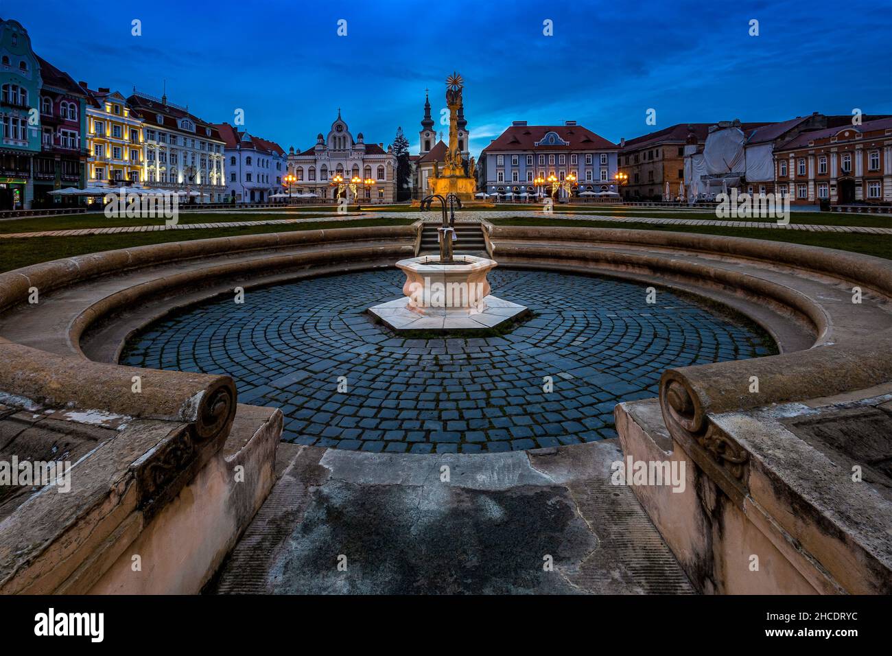 Union Square e la sua vecchia facciata barocca nell'ora blu del mattino. Photo taken on 5th of December 2021 in Timisoara, Contea di Timis, Romania. Foto Stock
