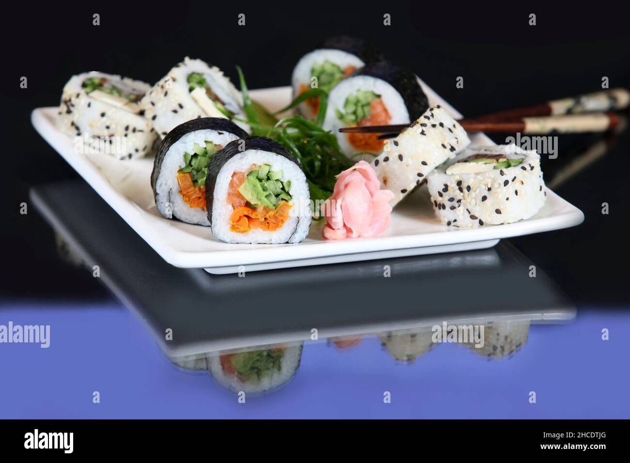 Un assortimento di vari tipi di sushi compresi: Sushi Maki, futo maki, Insideout Foto Stock