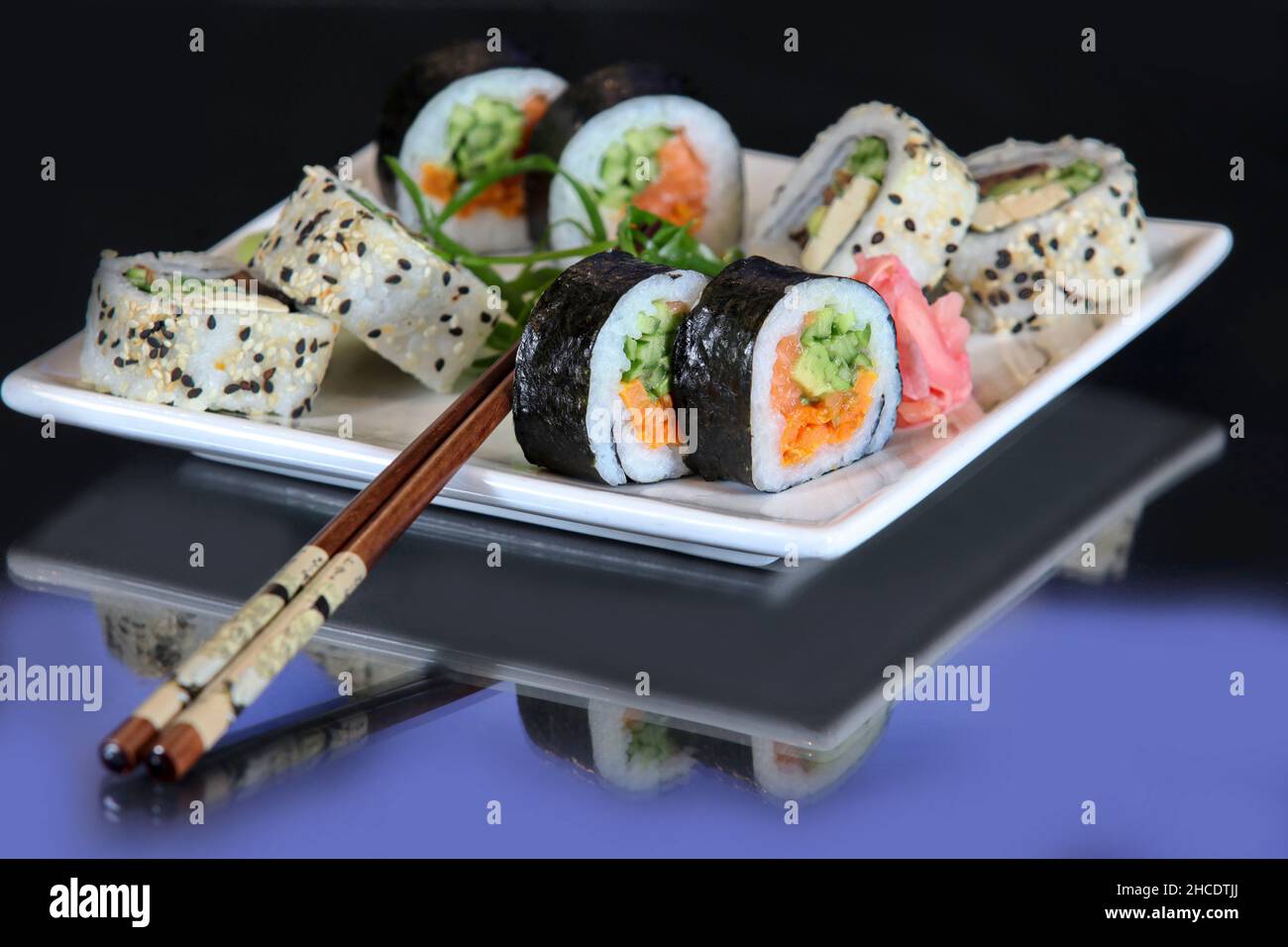 Un assortimento di vari tipi di sushi compresi: Sushi Maki, futo maki, Insideout Foto Stock