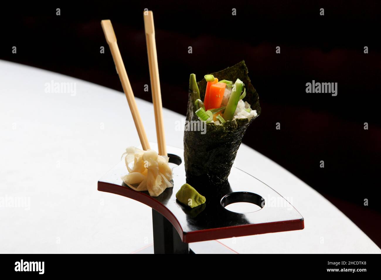 Piastra con cono di sushi Foto Stock