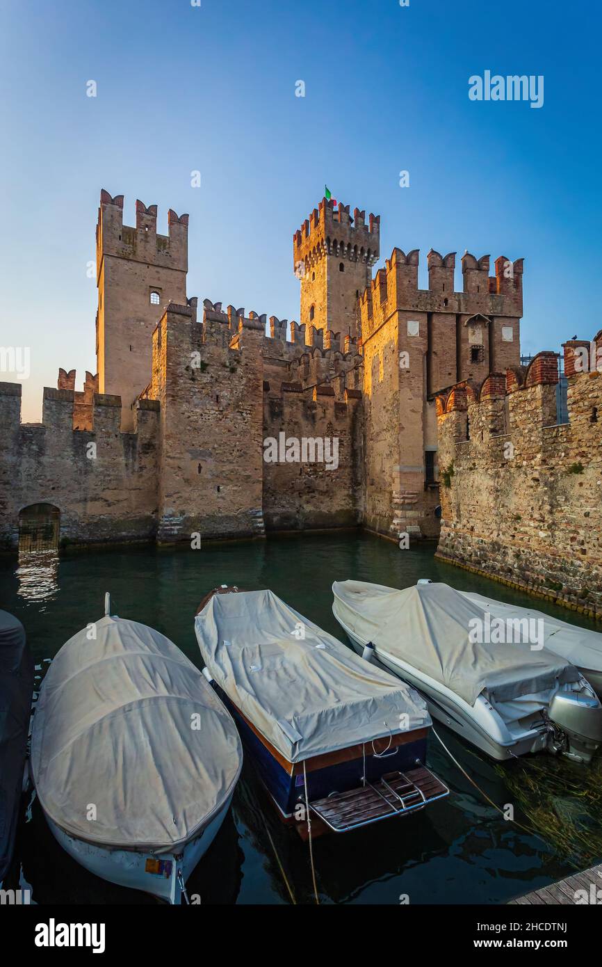Il Castello Scaligero circondato dal Lago di Garda visto nell'ora d'oro. Foto scattata il 20th agosto 2021 a Sirmione, provincia di Brescia, Lombardia, Ital Foto Stock