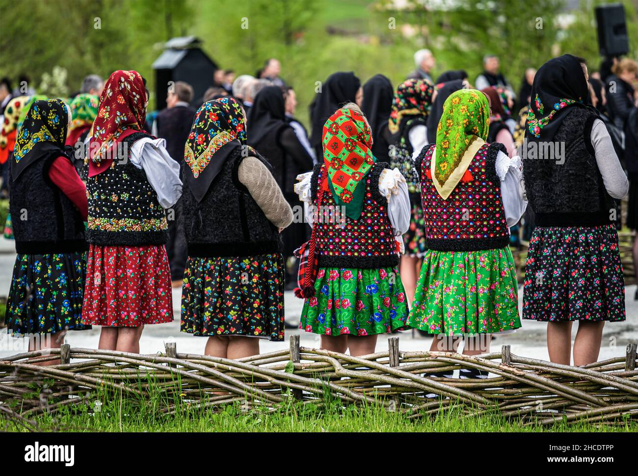 Fila di costumi tradizionali nella parte settentrionale della Romania. Foto scattata il 16th maggio 2021 nella città di Ieud, contea di Maramures, Romania. Foto Stock