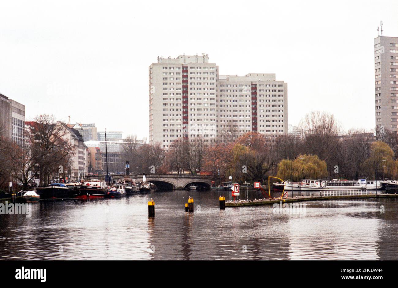 Berlino, Germania. Vista su Vintage, Plattenbau Architecture, che contiene appartamenti e residenze, lungo il fiume Sprea nel quartiere Mitte. Foto Stock