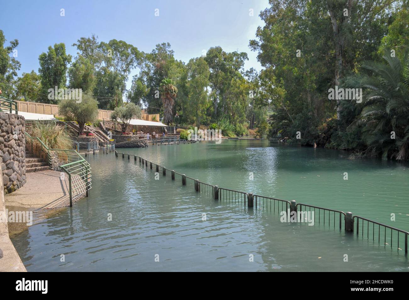 La parte inferiore del fiume Giordano (o sud del fiume Giordano) come si vede dal punto in cui Gesù Cristo fu battezzato da Giovanni Battista Foto Stock