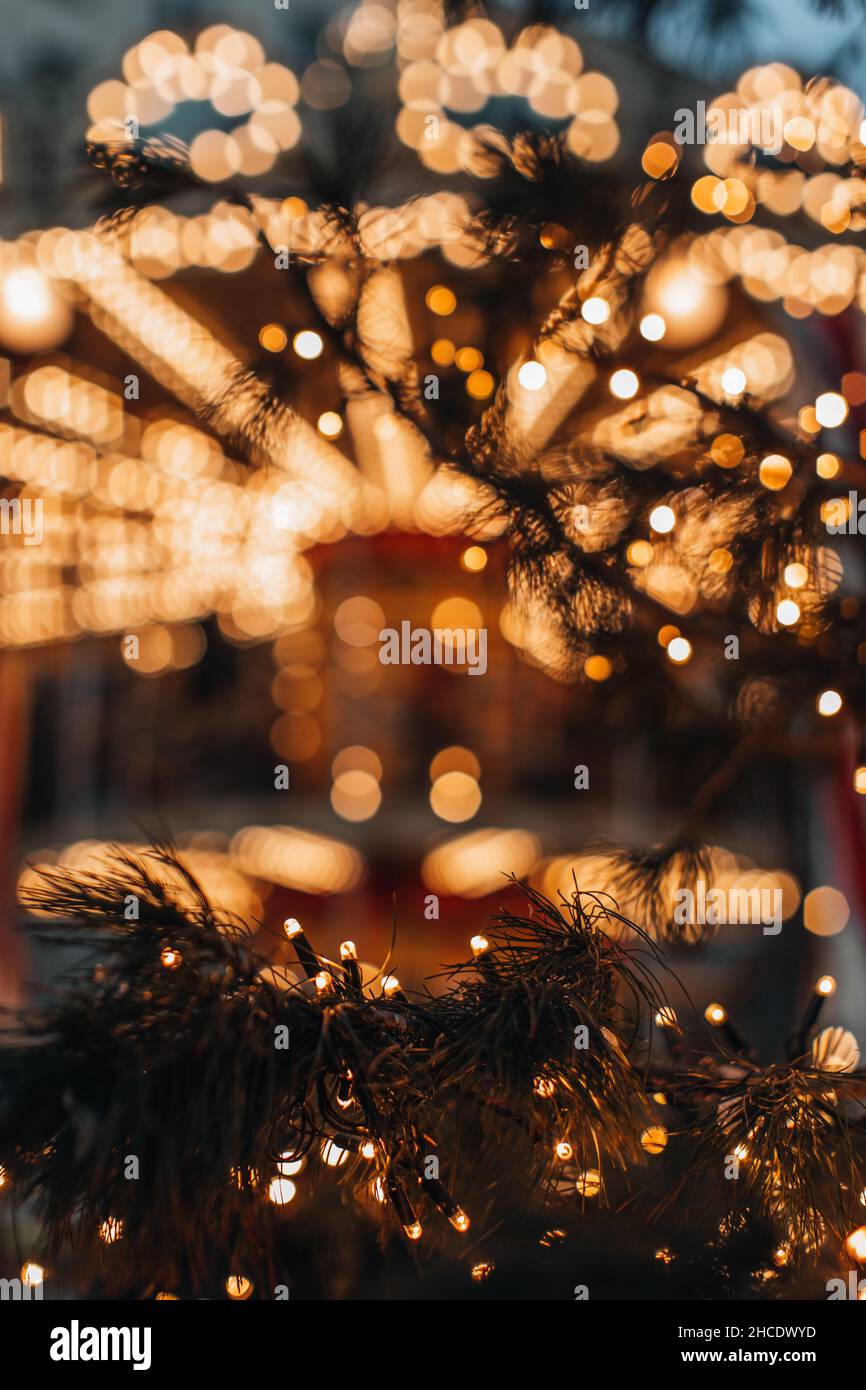 La magia dorata che illumina le luci bokeh della ghirlanda festosa di Capodanno. Sfondo frizzante di Natale per biglietto d'auguri Foto Stock