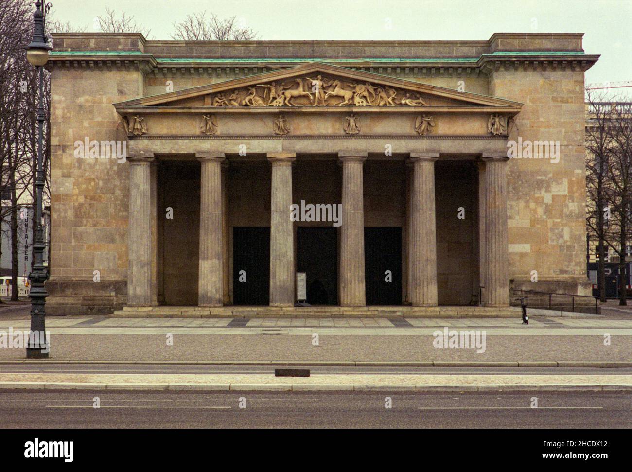 Berlino, Germania. Memoriale della Repubblica federale di Germania per le vittime della guerra e tirannia su Unter den Linden è un'attrazione turistica enorme e desinazione di viaggio. / Denkmal der Bundesrepublik Deutschland für die Opfer von Krieg und Gewaltherrschaft. Foto Stock