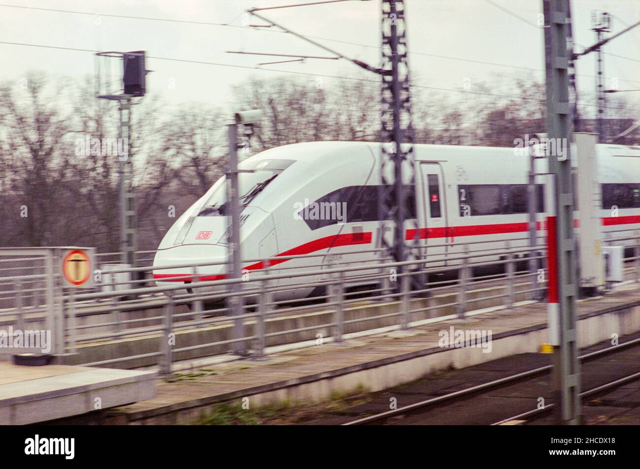 Berlino, Germania. Una Deutsche Bahn ICE / Intercity Express che arriva a Haupbahnhof dopo un viaggio da Koln e Dusseldorf. Foto Stock