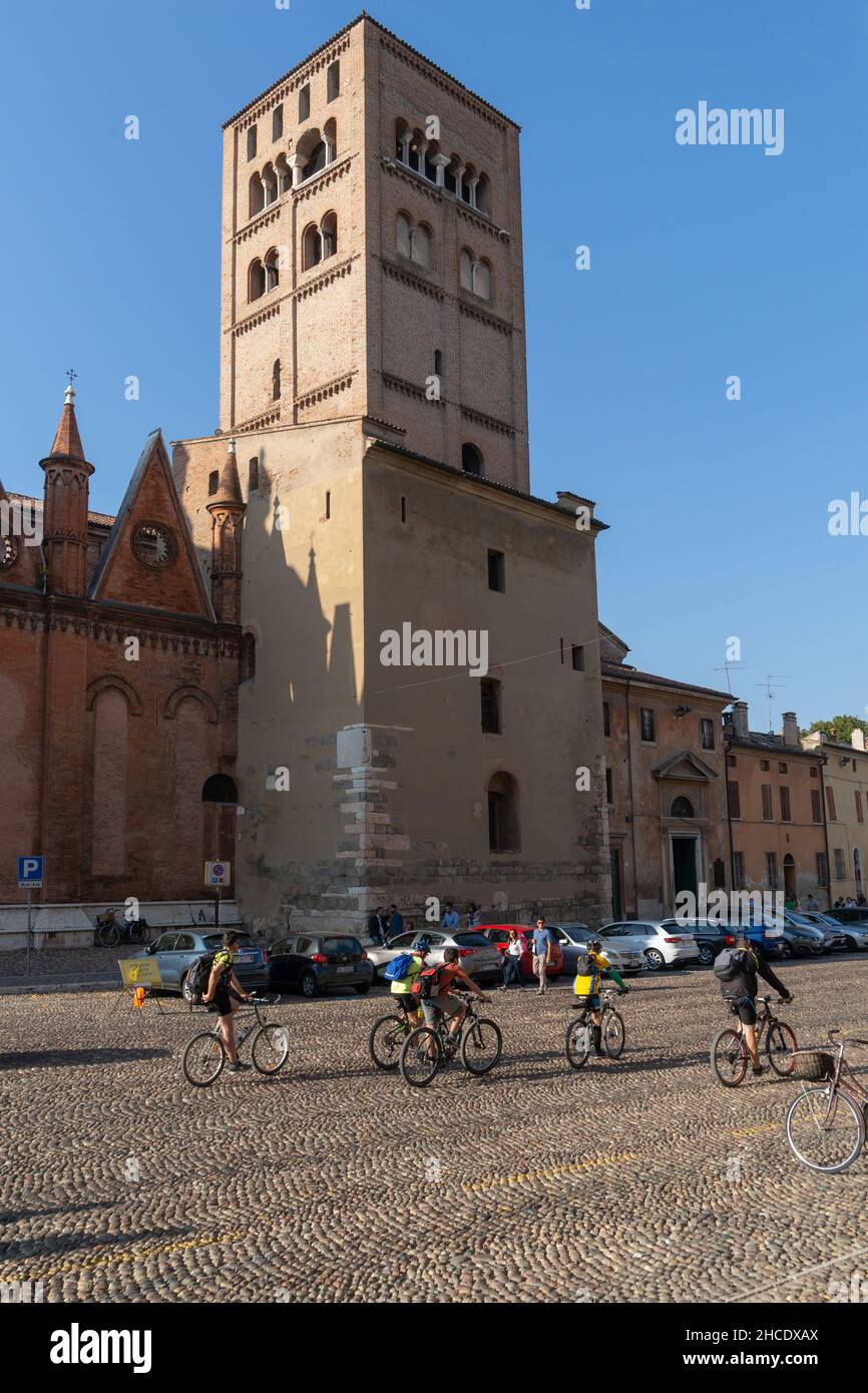 Piazza Sordello, Duomo di San Pietro di Mantova, ciclisti, Mantova, Lombardia, Italia, Europa Foto Stock