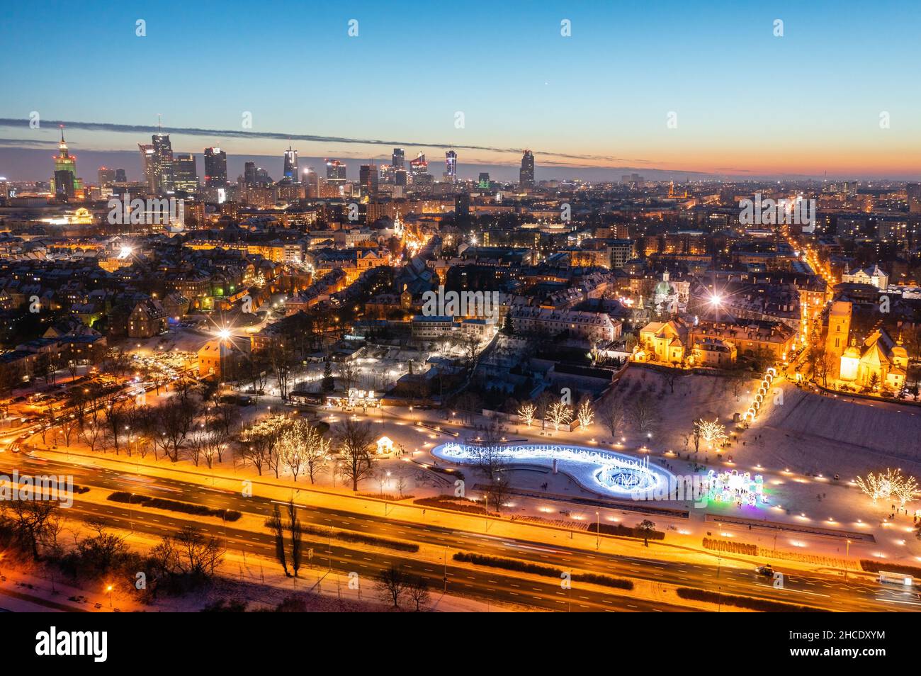 Varsavia, fontane multimediali parco decorato con luci di natale decorazione e lontano centro città vista aerea al crepuscolo Foto Stock