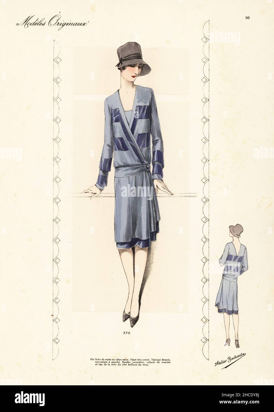 Abito pomeridiano in crepe di raso blu con parte superiore a croce. Cappello grigio. Robe de visite en crepe satin, haut tres croise. Litografia a mano di Beaux-Arts des Modes: MODELES Originaux, Hiver 1928 (Fashions of fine Arts: Original Models, Winter 1928), Editore Chic Parisien, Atelier Bachwitz, Parigi, Volume 6, numero VII, novembre 1927. Foto Stock