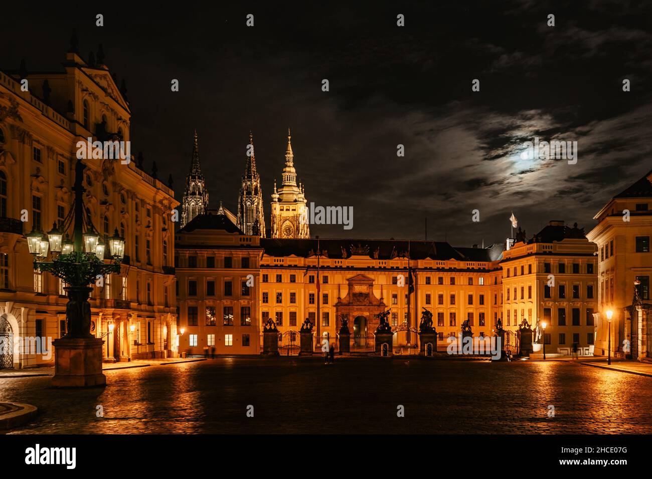 Porta principale del Castello di Praga con statue di notte, illuminata Cattedrale di San Vito sullo sfondo. Sito UNESCO, famosa destinazione di viaggio. Città serale Foto Stock