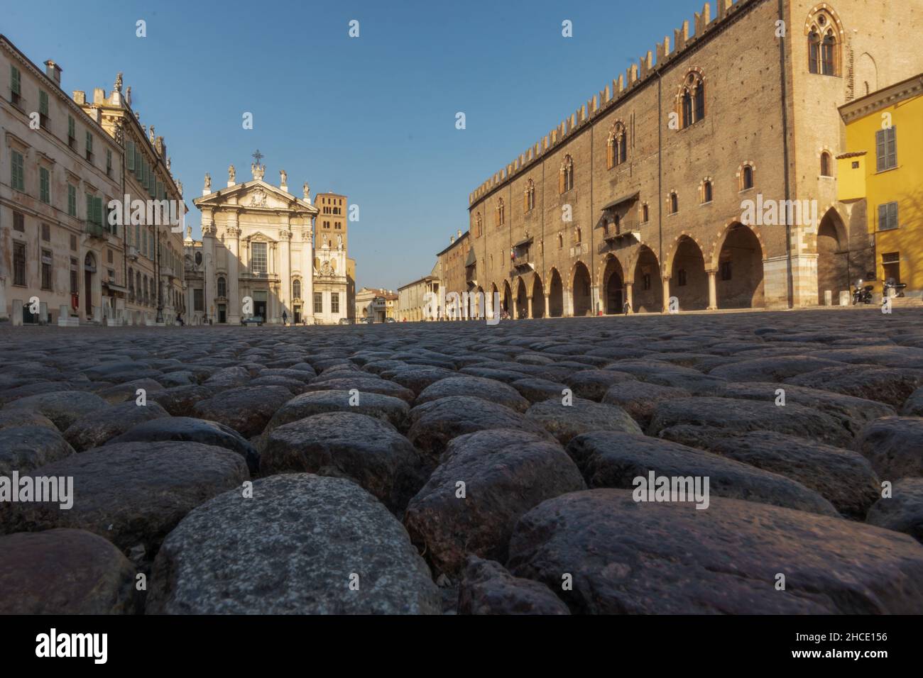 Il ciottolato di Piazza Sordello, la vista del Duomo di San Pietro di Mantova, Mantova, Lombardia, Italia, Europa Foto Stock