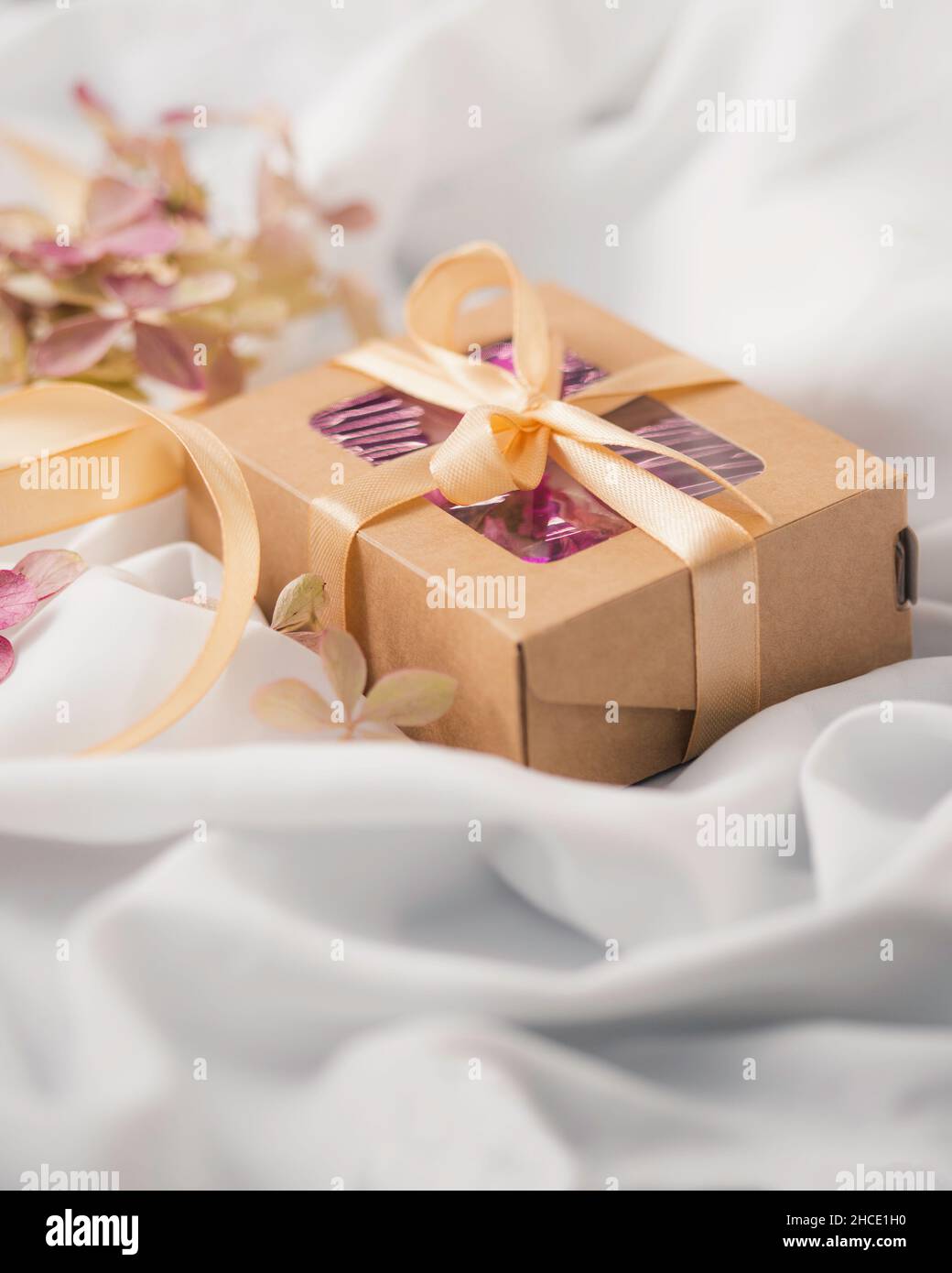 Confezione regalo ecologica in carta kraft. Concetto di vacanza in stile ecologico. Messa a fuoco selettiva. Giorno di San Valentino, madre Foto Stock