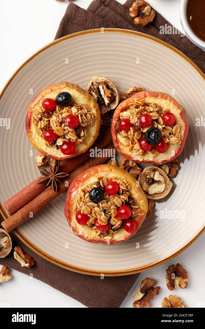 Concetto di gustoso cibo con mele al forno su sfondo bianco Foto Stock