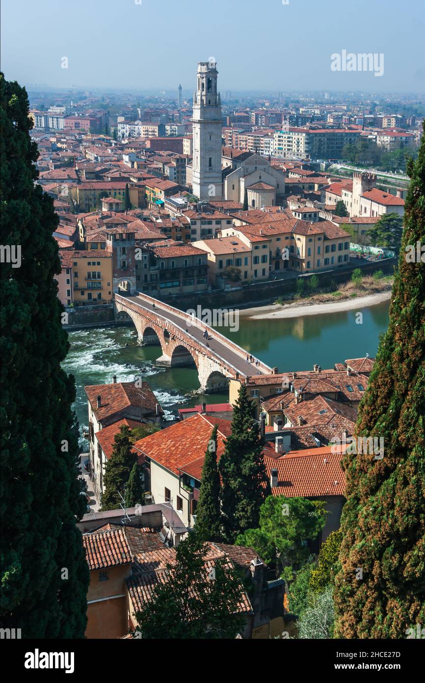 Vista sul ponte pietra da Castel San Pietro, Verona, Veneto, Italia, Europa Foto Stock
