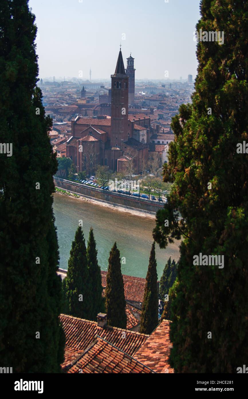 Veduta della Basilica di Santa Anastasia da Castel San Pietro, Verona, Veneto, Italia, Europa Foto Stock