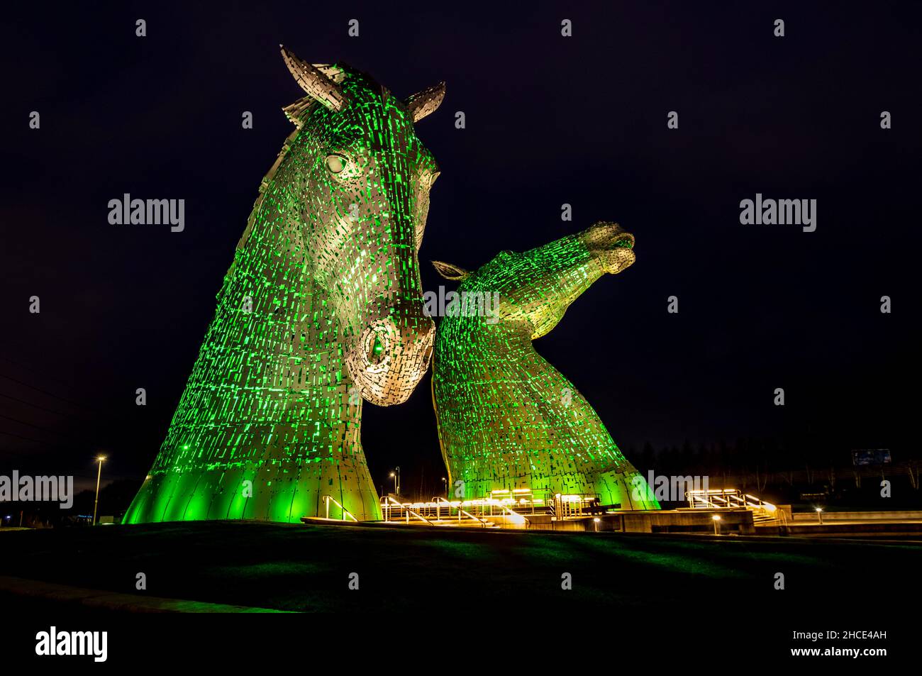 The Kelpies , la più grande opera d'arte pubblica degli Scotlands di Andy Scott, di notte Foto Stock