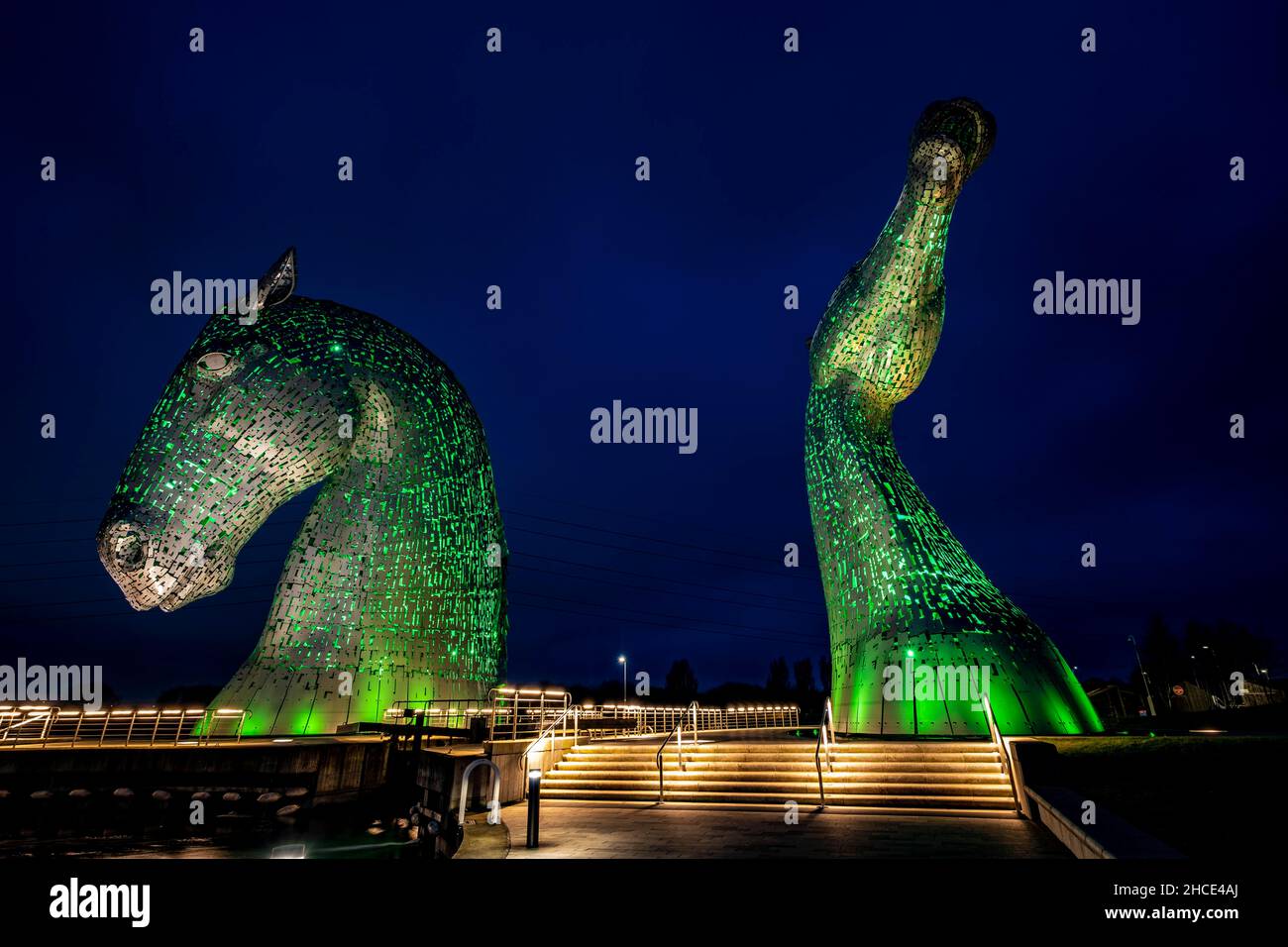 The Kelpies , la più grande opera d'arte pubblica degli Scotlands di Andy Scott, di notte Foto Stock