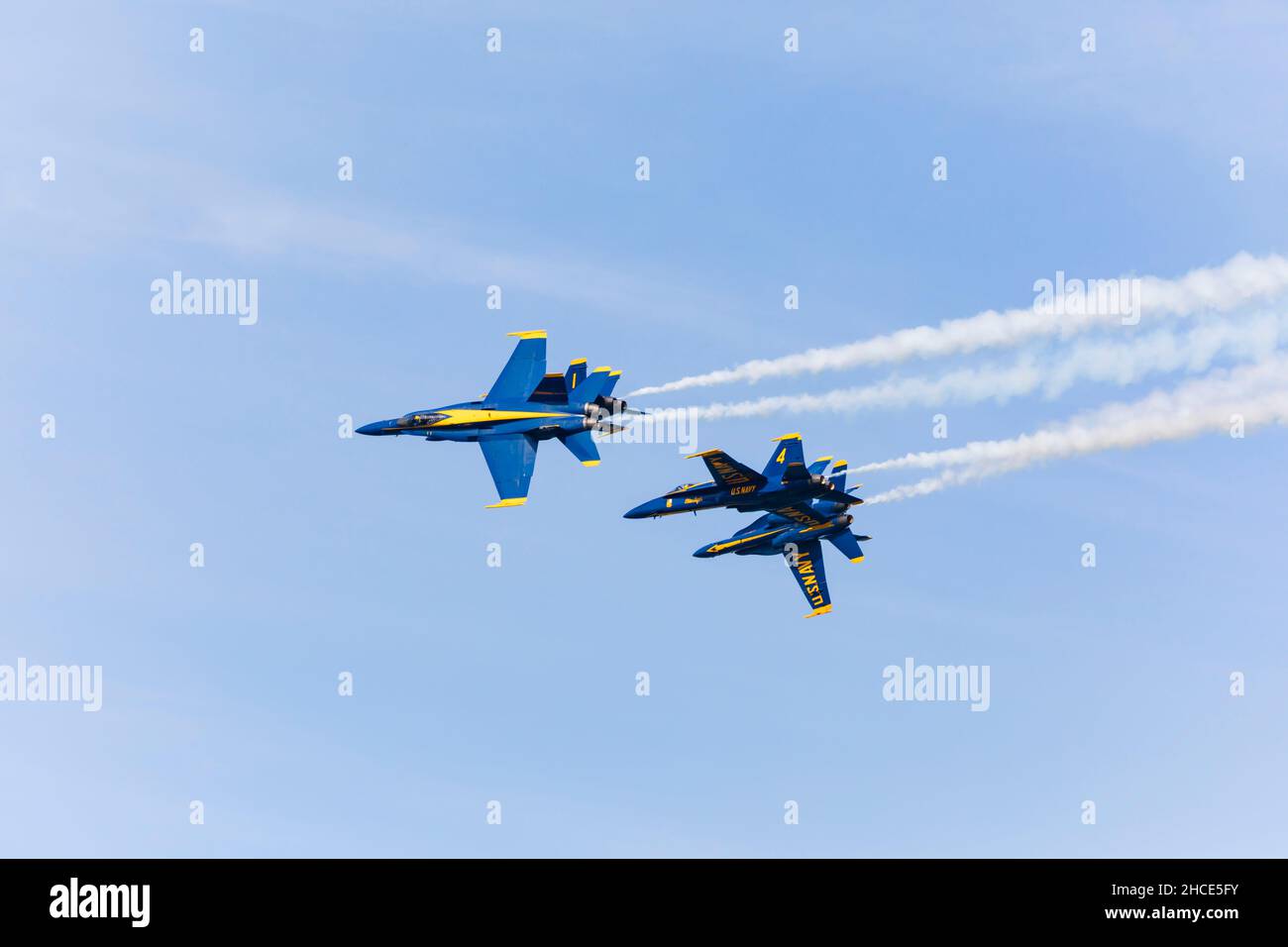 Il Blue Angels volo acrobatico squadrone dimostrativo di eseguire oltre la Baia di San Francisco durante la settimana della flotta 2019, California, Stati Uniti d'America. Foto Stock