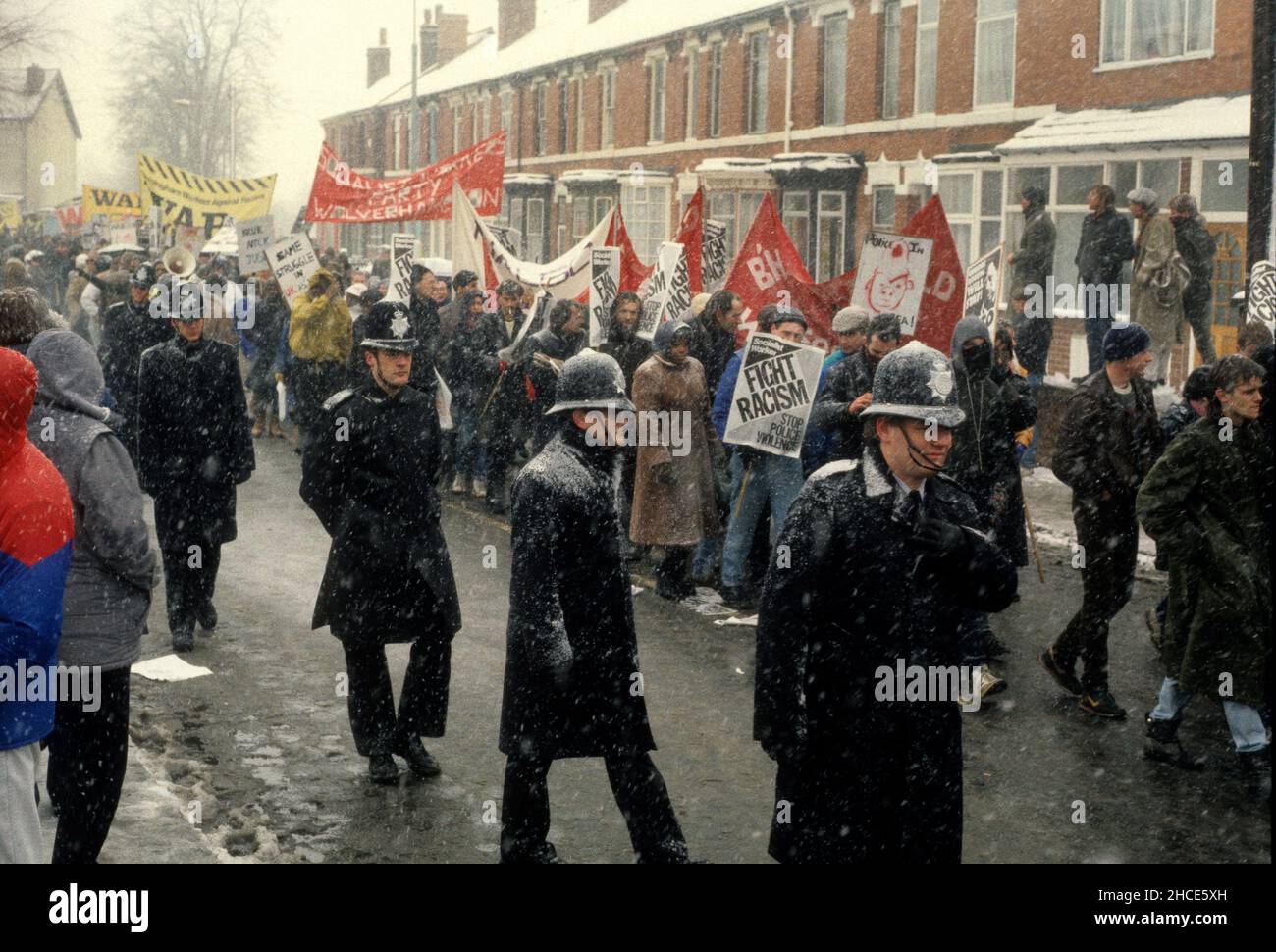 I manifestanti marciano per le strade di Wolverhampton dopo la morte di Clinton McCurbin, morto di asfissia, arrestato dalla polizia. Marzo 7th 1987, Wolverhampton, West Midlands, Regno Unito Foto Stock