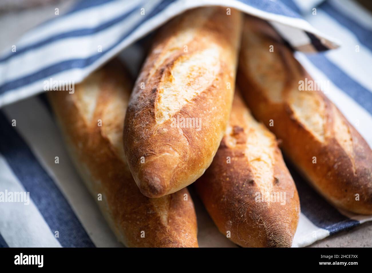 Un lotto di baguette appena sfornate su un tovagliolo. Primo piano. Foto Stock