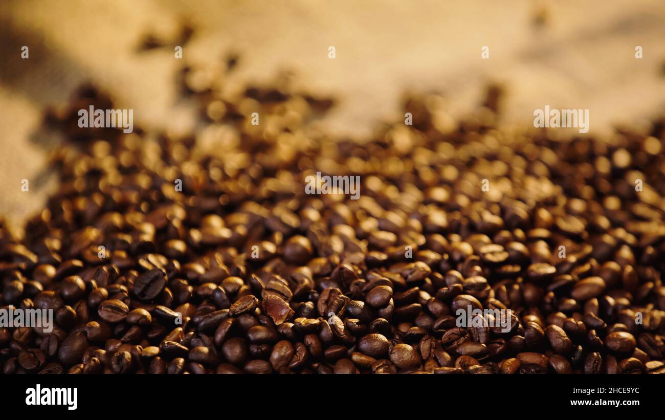 primo piano dei chicchi di caffè torrefatti e freschi, immagine stock Foto Stock
