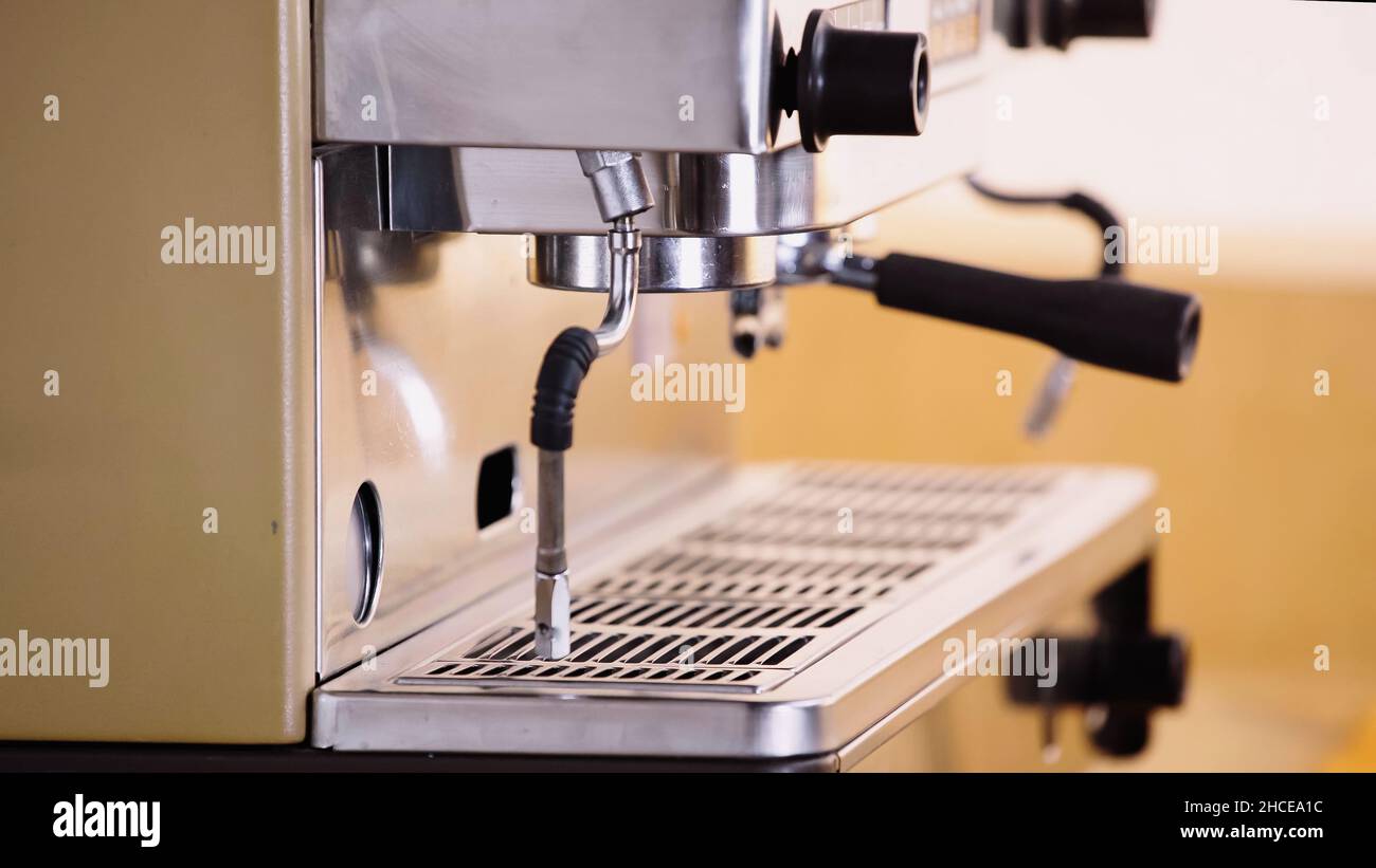 macchina per il caffè professionale in una moderna caffetteria, immagine stock Foto Stock