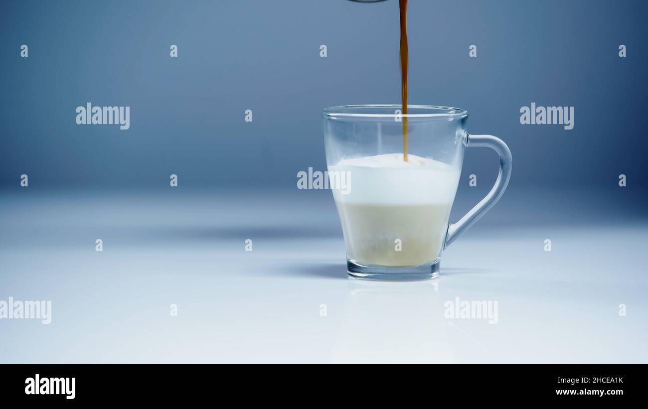caffè versato nel latte su bianco e grigio, immagine stock Foto Stock