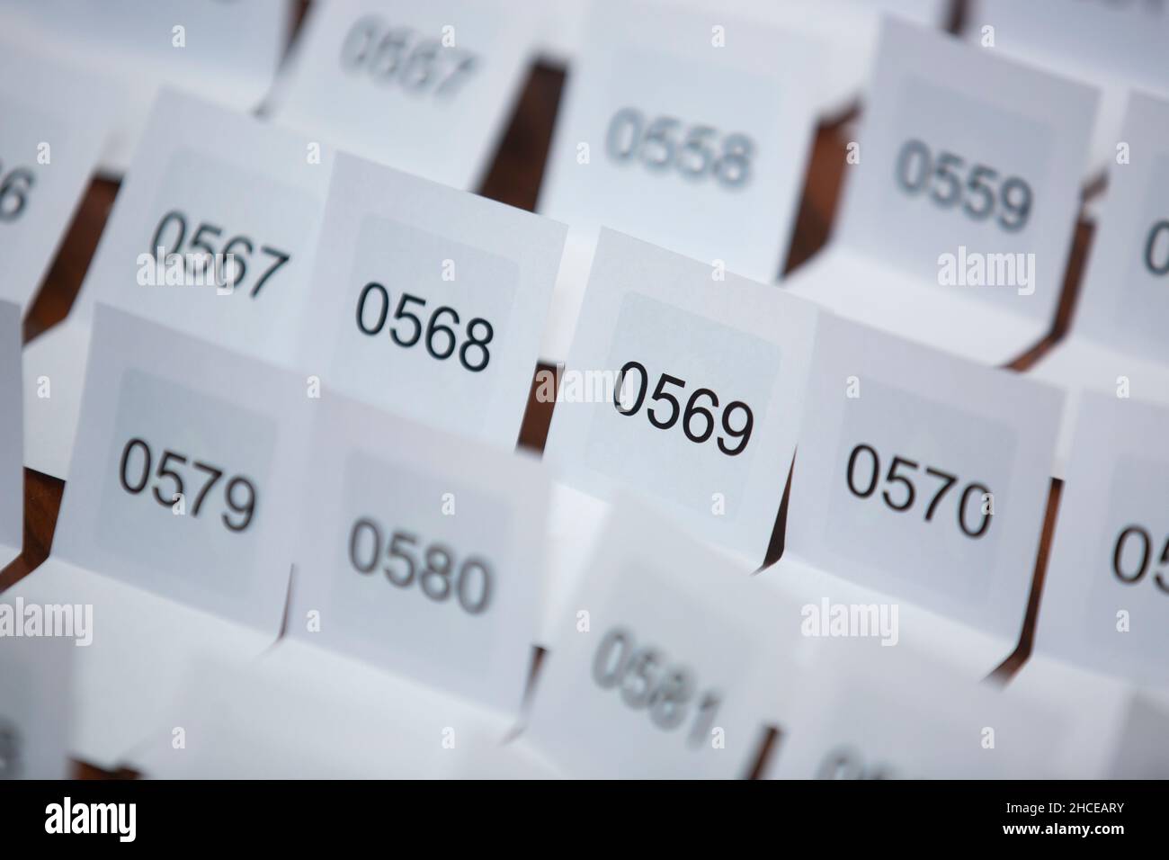 Primo piano di alcuni adesivi con numeri Foto Stock