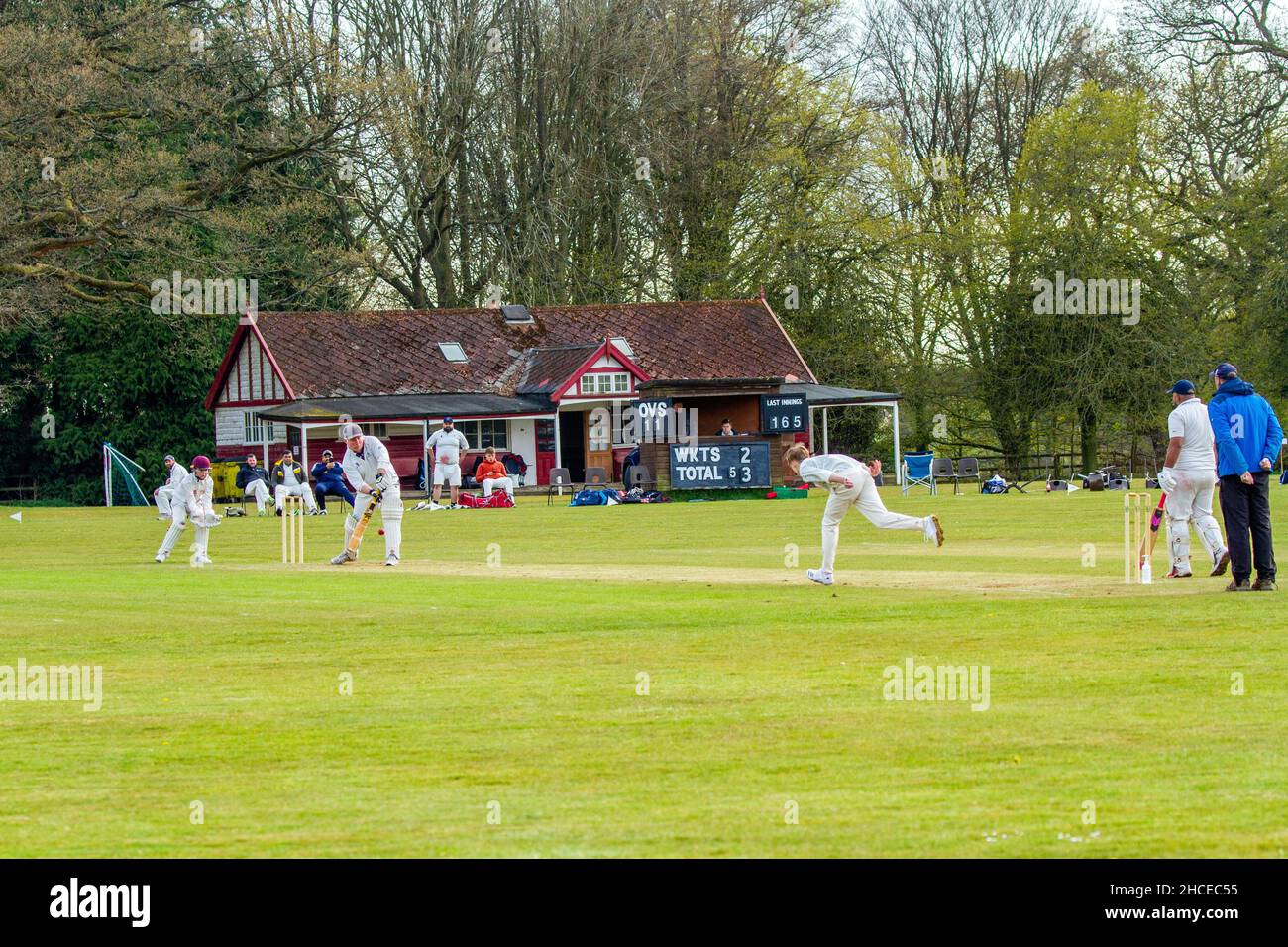 La partita di cricket del villaggio tra i villaggi del Derbyshire di Brailsford e Clifton sul campo di polo a Osmason Derbyshire Foto Stock