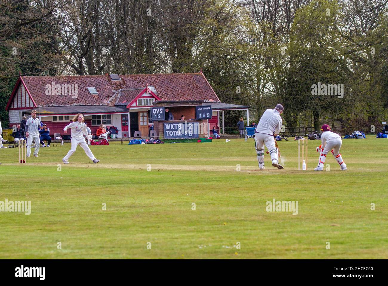 La partita di cricket del villaggio tra i villaggi del Derbyshire di Brailsford e Clifton sul campo di polo a Osmason Derbyshire Foto Stock