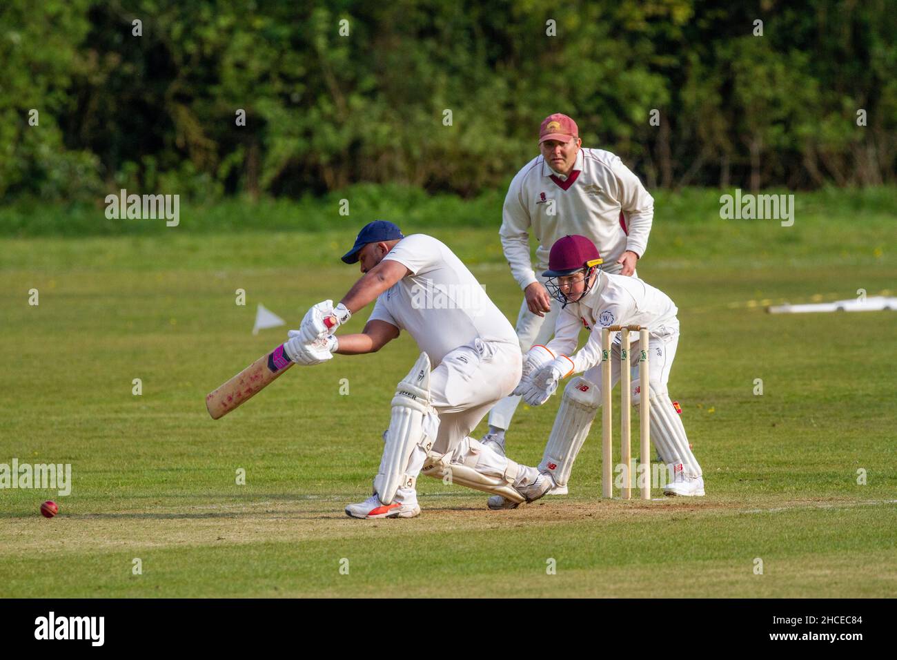 La partita di cricket del villaggio tra i villaggi del Derbyshire di Brailsford e Clifton sul campo di polo a Osmason Derbyshire Foto Stock