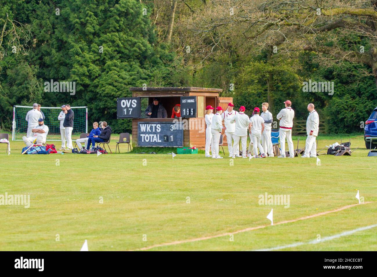 La partita di cricket del villaggio tra i villaggi del Derbyshire di Brailsford e Clifton sul campo di polo a Osmason Derbyshire Foto Stock