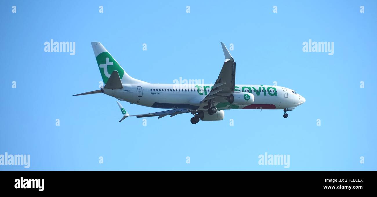 Aereo Transavia con logo verde che vola a cielo blu Foto Stock