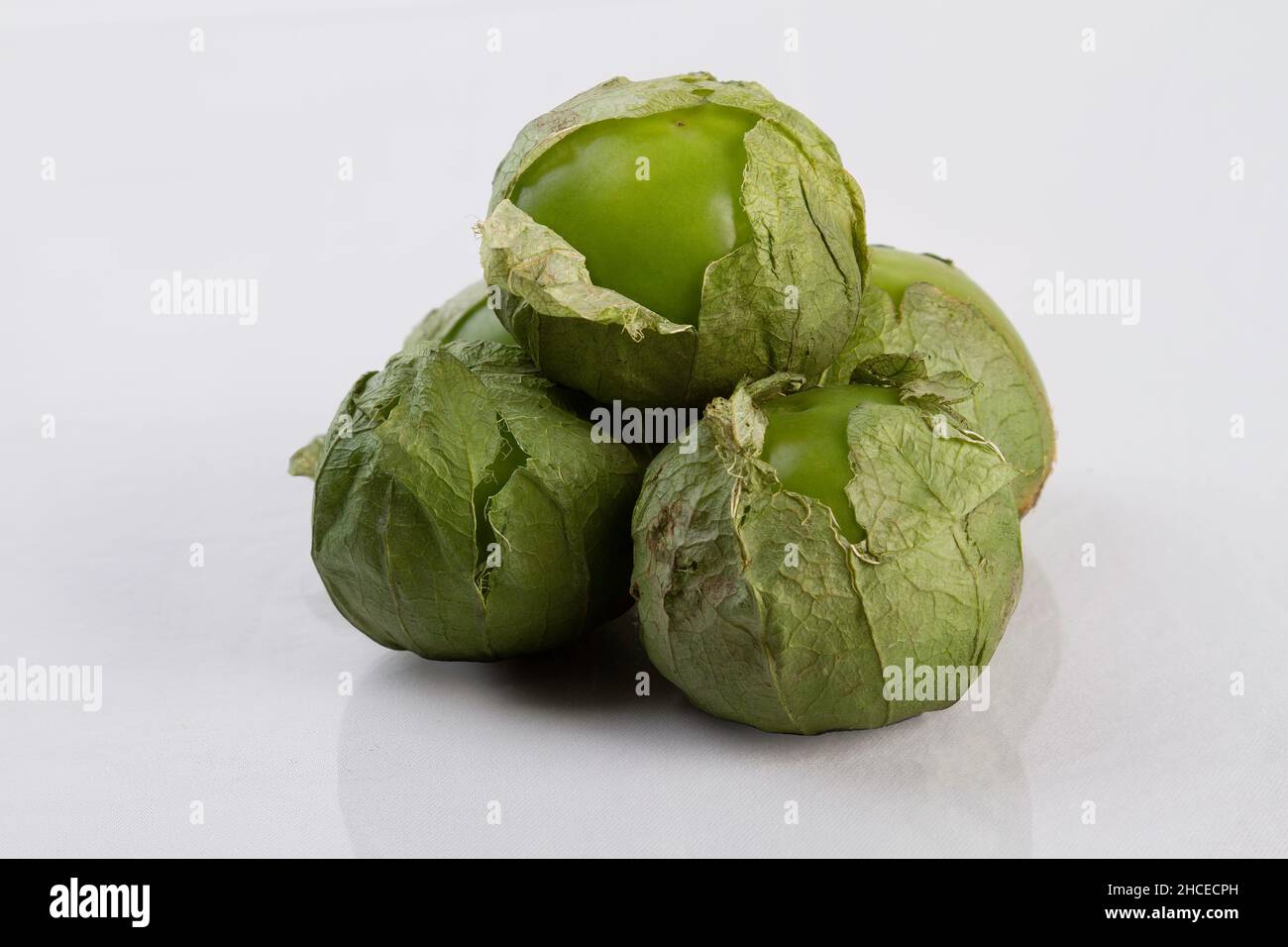 Tomatillos fresco isolato su uno sfondo bianco Foto Stock