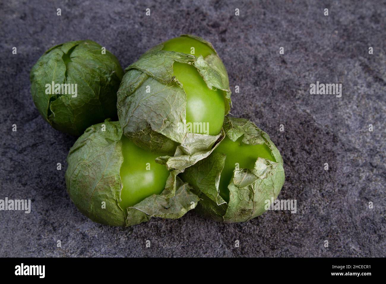 Tomatillos freschi su sfondo scuro. Foto Stock